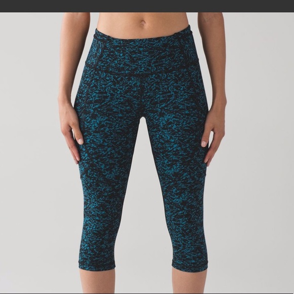 Lululemon Outrun 17" Crop in Iced Wave Capri Black - Picture 3 of 16